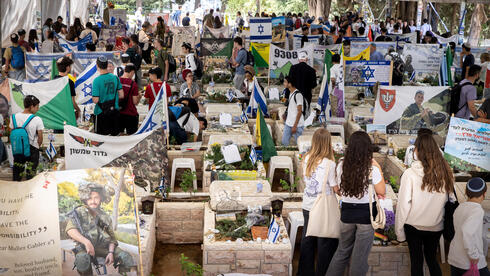 ישראל מתייחדת עם זכר הנופלים | שידור ישיר מהטקס הממלכתי בהר הרצל