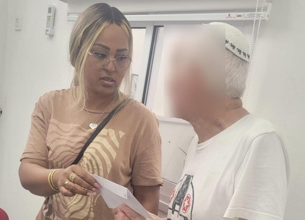 סימה גולימה בחלוקת תווי מזון למשפחות נזקקות (צילום: לזכור לנצח) סימה גולימה בחלוקת תווי מזון למשפחות נזקקות