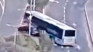 תיעוד נהג האוטובוס שגרר איתו מכונית ונעצר