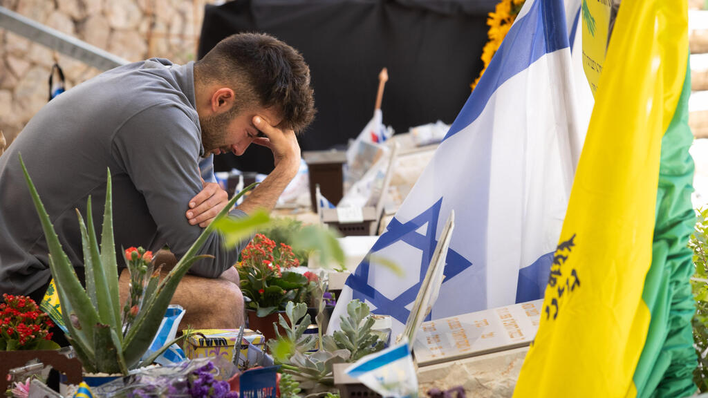 צילום: אלכס קולומויסקי משפחות שכולות עולות לקברי יקיריהם בהר הרצל בערב יום הזיכרון לחללי צה"ל