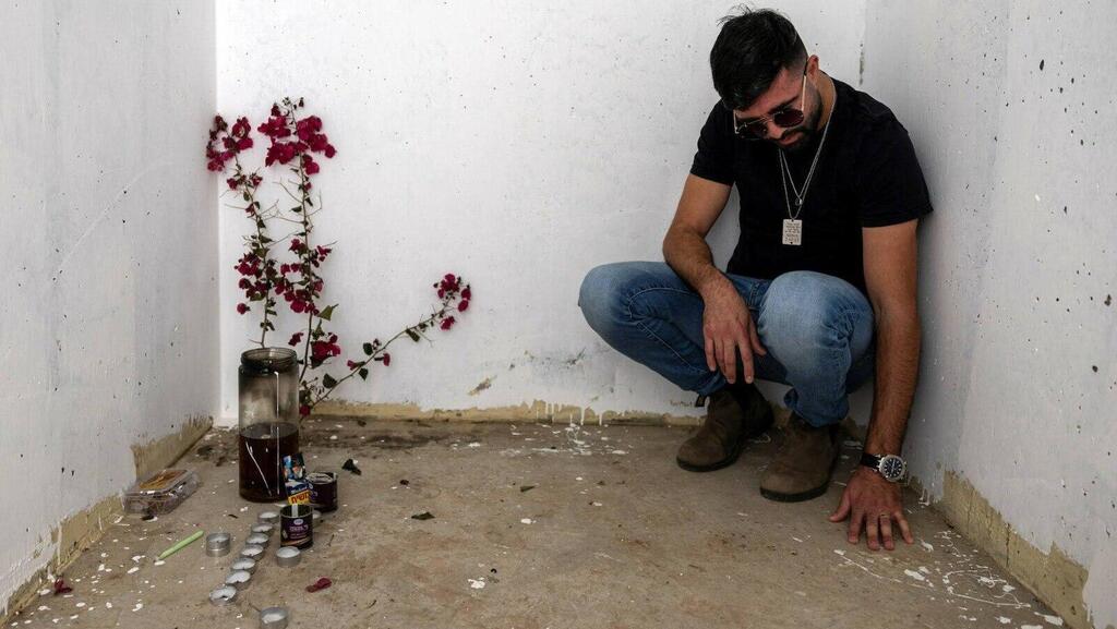 רודי במיגונית שבה נרצח אחיו. "הוא כנראה ניסה לצאת" אחיו של חנני גלזר ז"ל