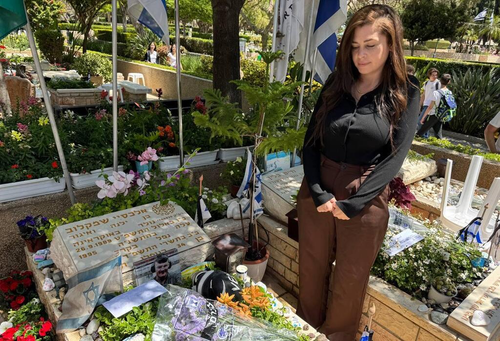 מזי יחזקאל על יד קבר חברה הטוב אלכסיי ז"ל (צילום: איתן גליקמן) מזי יחזקאל על קבר חברה הטוב אלכסיי ז"ל