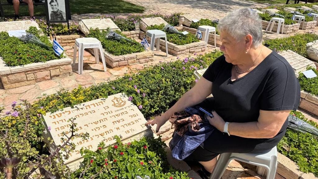 עדית ליד קבר אחיה יהודה (צילום: איתן גליקמן) עדית יהודה לוי על קבר אחיה