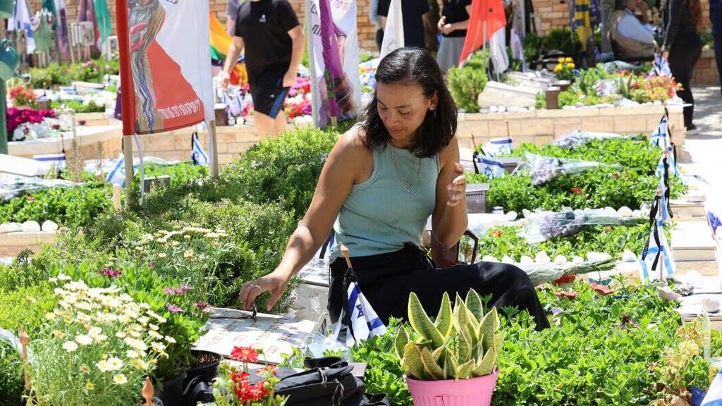 צילום: אביגיל עוזי רעיה, אלמנתו של אלירן יגר ז"ל בבית העלמין קריית שאול