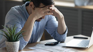 צעיר בחובות