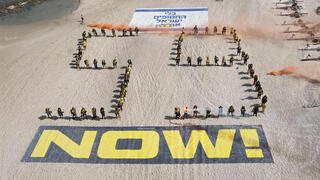 צוללנים בחוף בקיסריה קוראים להשבת החטופים