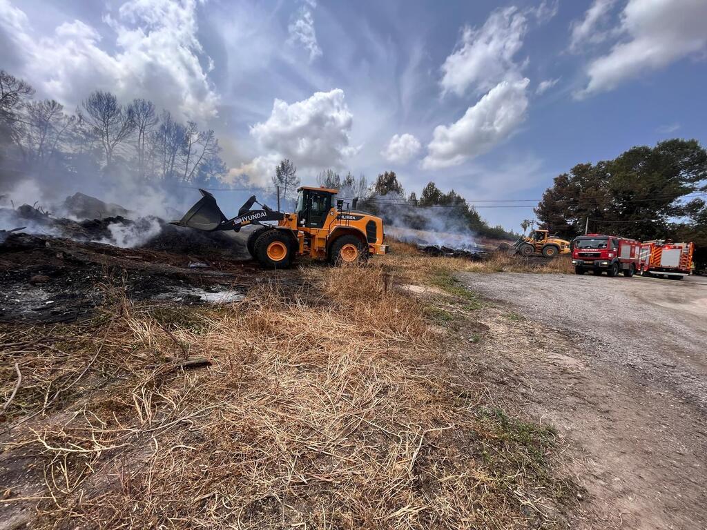 ציוד מכני הנדסי המסייע לכוחות בכיבוי ומניעת האש (צילום: דובר צה"ל ) ציוד מכני הנדסי המסייע לכוחות בכיבוי ומניעת האש