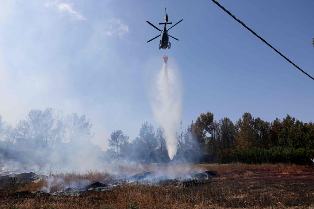 כיבוי שריפות בירושלים (צילום: Menahem Kahana / AFP) כיבוי שריפות בירושלים