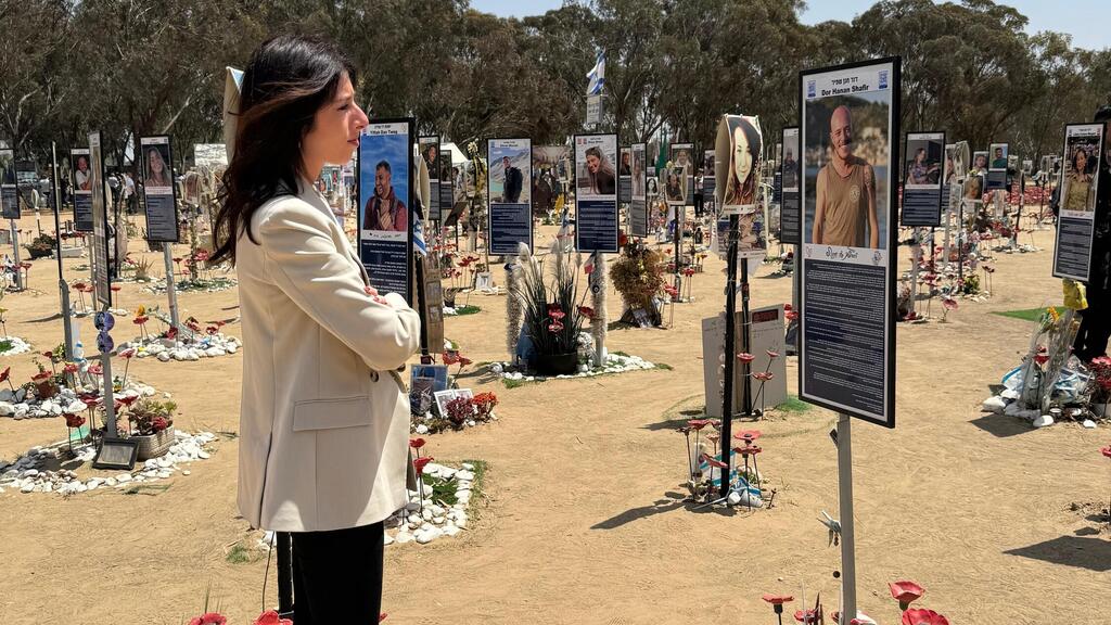 Seban visiting the Nova massacre site שאנון סבן במתחם מסיבת הנובה