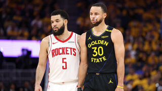 שחקן יוסטון רוקטס פרד ואנווליט מול שחקן גולדן סטייט ווריורס סטף קרי
