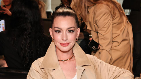 Anne Hathaway’s high ponytail turns heads — and raises eyebrows