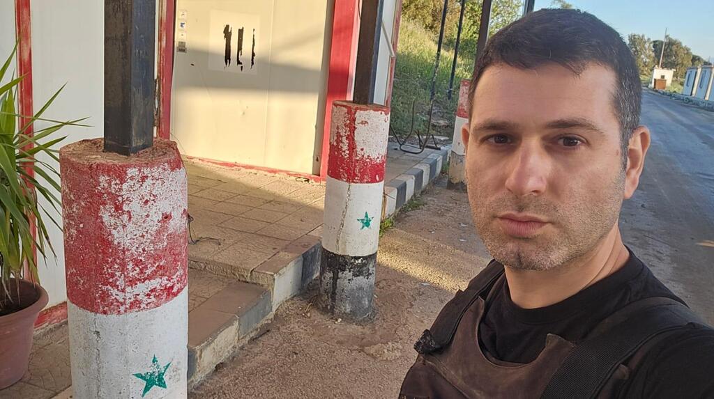 כתבנו יואב זיתון במוצב, ליד העמודים עם הדגל הדהוי (צילום: יואב זיתון) יואב זיתון בקוניטרה בסוריה