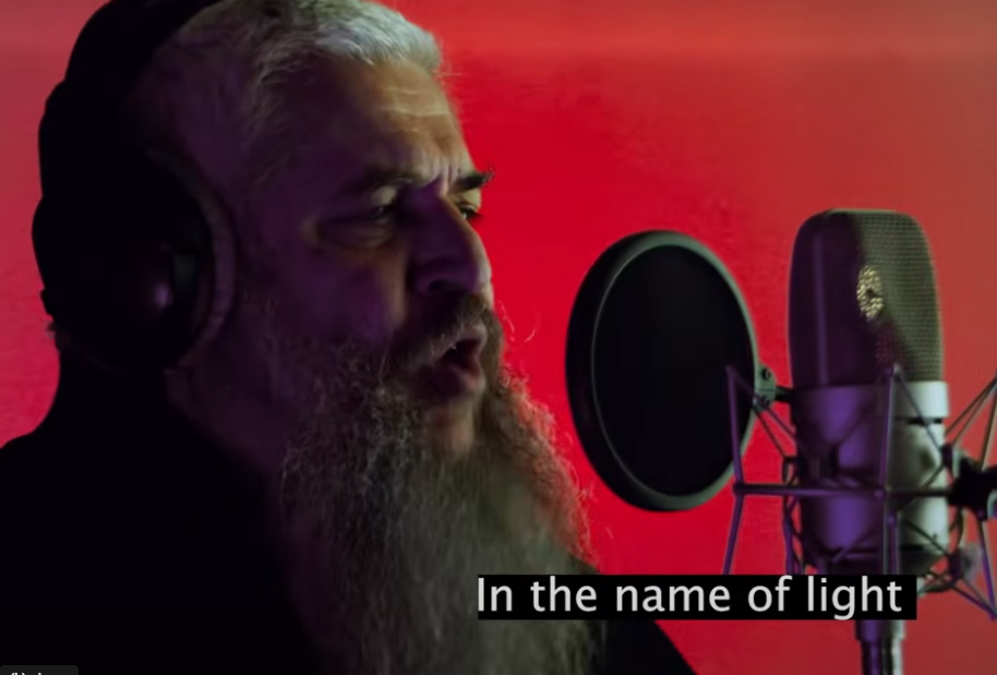 Rabbi Moshe Azman in the video clip הרב משה אסמן בקליפ