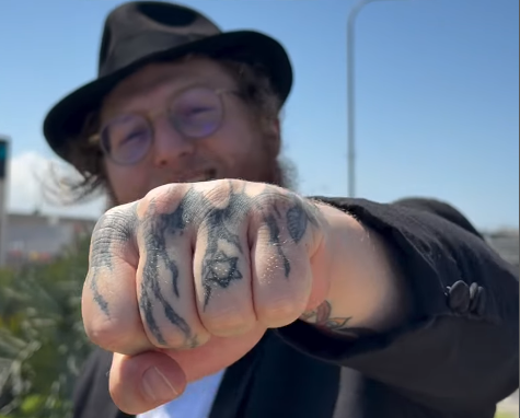 Dovid Braslawsce is known as 'the tattoo rabbi' (Photo: Israel Teitelbaum) הרב דוד ברסלבסקי מציג את הקעקועים שעל ידו