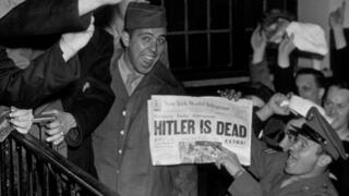 חיילים בניו יורק חוגגים בעקבות הידיעה על מותו של היטלר