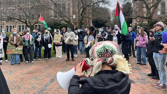 הפגנה פרו-פלסטינית באוניברסיטת וושינגטון בסיאטל, שבה נשמעה הסתה לאלימות