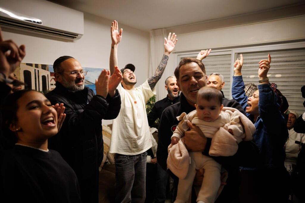 "אלי-ה של היום רק רוצה לחיות" (צילום: זיו קורן ) זיו קורן ליווה את שורד השבי אלי-ה כהן בשובו לישראל משבי חמאס