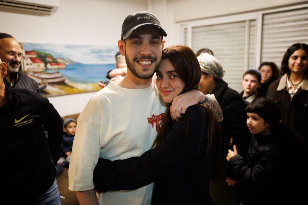 "שמרתי על עצמי, בשבילה". עם הארוסה, זיו עבוד (צילום: זיו קורן) זיו קורן ליווה את שורד השבי אלי-ה כהן בשובו לישראל משבי חמאס