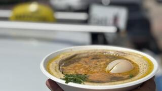 המונה טועם חומוס שייקלה