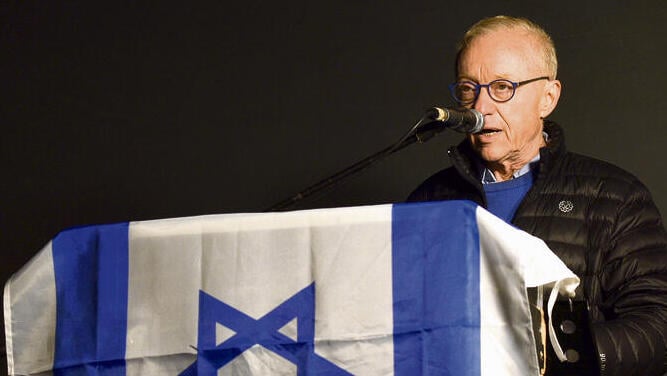 "ברור שאני מעדיף לכתוב סיפורת בדיונית, אבל מגיע רגע שבו אני צריך לזעוק". דויד גרוסמן נואם בהפגנה בירושלים, 2023 (צילום: יואב דודקביץ) yk14356810