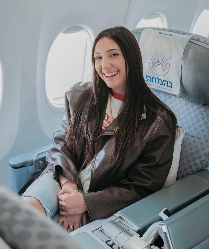 רפאל במטוס לשווייץ. "מתרגשים" | צילום: עפרי ברנע yk14358672
