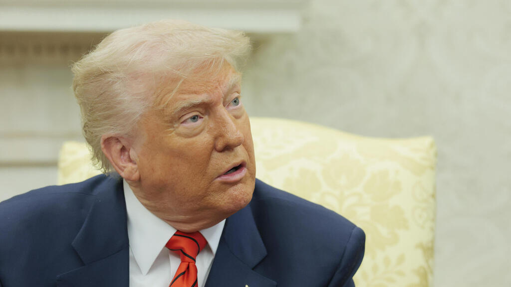 נשיא ארה"ב טראמפ בחדר הסגלגל (צילום: Anna Moneymaker/Getty Images) ראש ממשלת קנדה מארק קרני עם נשיא ארה"ב טראמפ בחדר הסגלגל