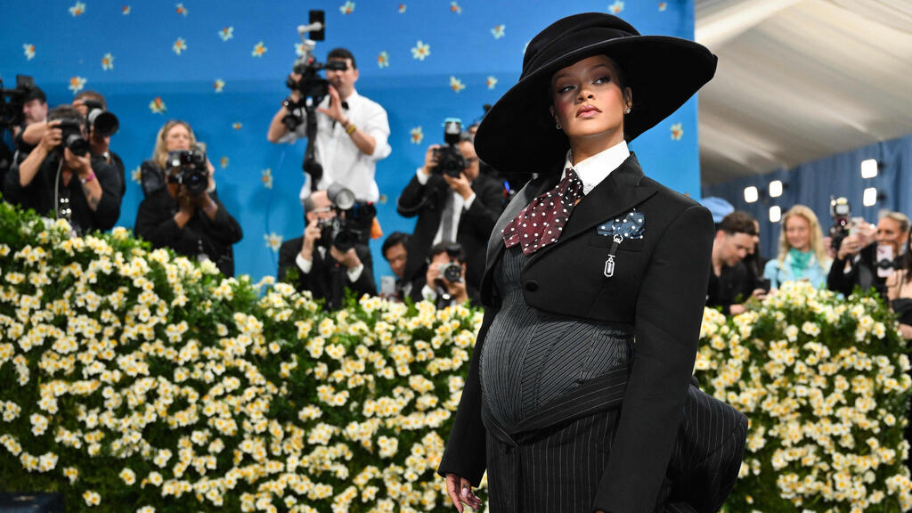 Rihanna at the 2025 Met Gala (Photo: Angela WEISS/AFP) ריהאנה בגאלה של המטרופוליטן, 2025