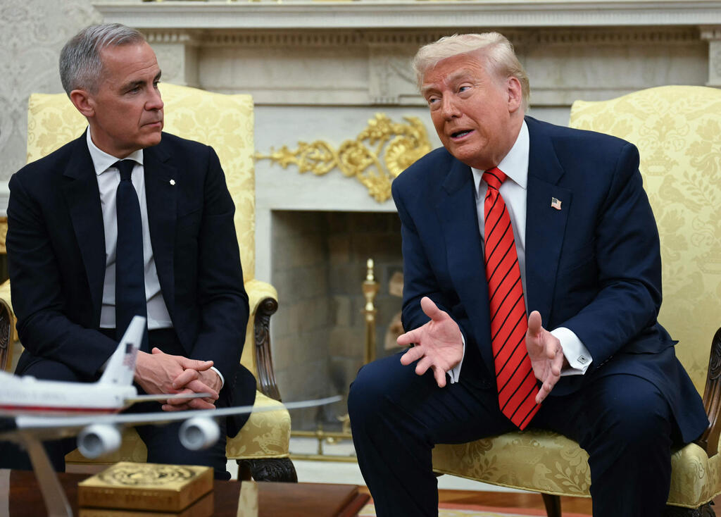 Seeking a partner across the Atlantic. Carney and Trump at the White House (Photo: Jim WATSON / AFP) ראש ממשלת קנדה מארק קרני עם נשיא ארה"ב טראמפ בחדר הסגלגל