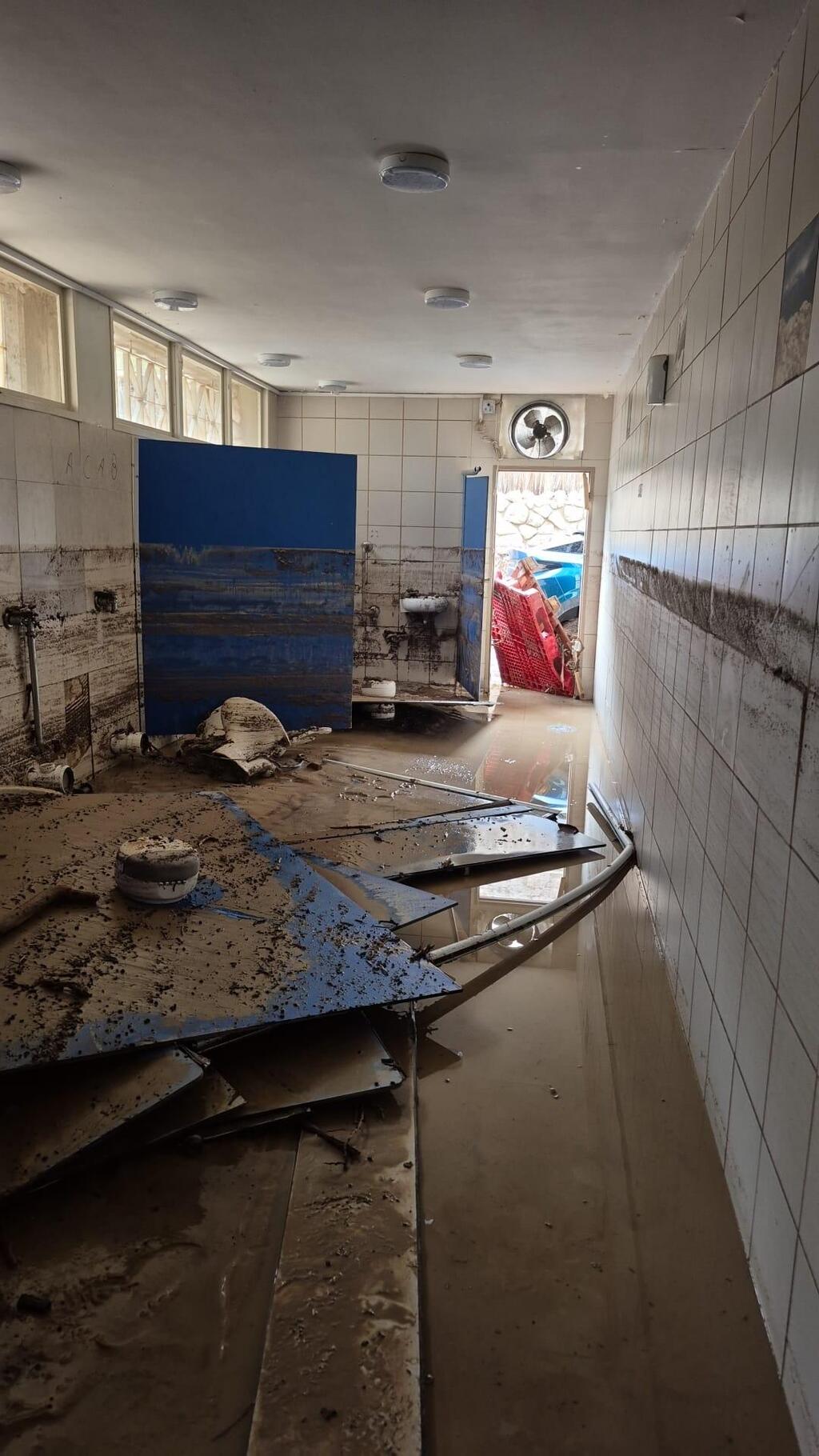 נזק למבנה השירות בשמורת הטבע עין גדי (צילום: שוקי דורי, רשות הטבע והגנים) נזק למבנה השירות בשמורת הטבע עין גדי