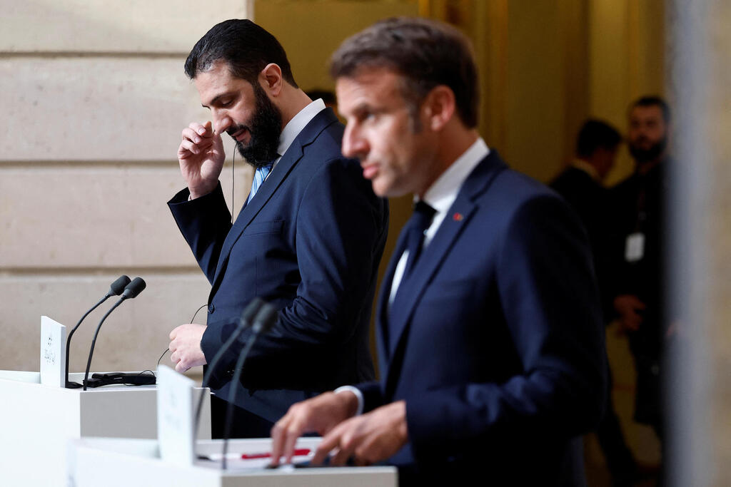 פריז נשיא צרפת עמנואל מקרון עם נשיא סוריה אבו מוחמד אל-ג'ולאני (צילום: REUTERS/Stephanie Lecocq) פריז נשיא צרפת עמנואל מקרון עם נשיא סוריה אבו מוחמד אל-ג'ולאני