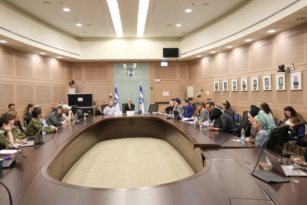 Subcommittee on the integration of women in combat roles (Photo: Knesset Spokesperson) דיון בעניין שילוב נשים בתפקידי לחימה בצה"ל בוועדת המשנה למשאבי אנוש בצה"ל