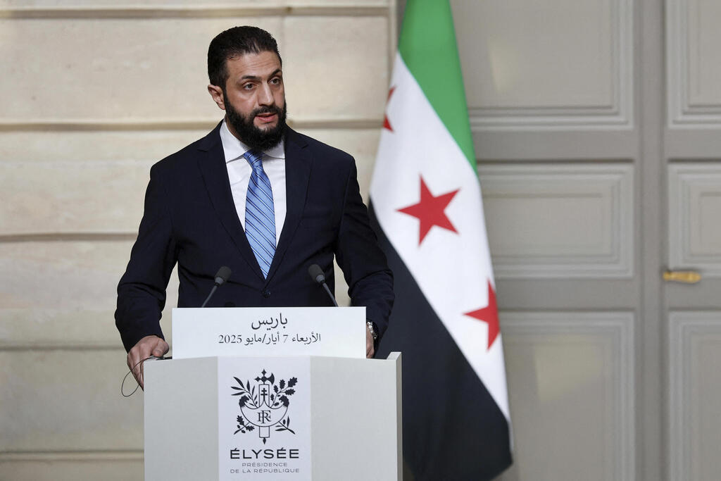 Syrian President Ahmad al-Sharaa (Photo: Stephanie Lecocq/Pool via AP) פריז נשיא צרפת עמנואל מקרון עם נשיא סוריה אבו מוחמד אל-ג'ולאני
