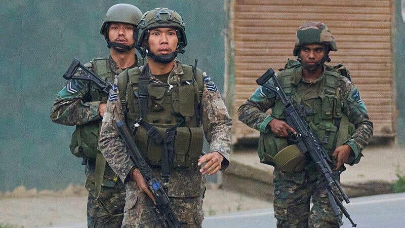 Indian soldiers in the city of Pampore (Photo: Dar Yasin/AP) חיילים הודים בעיר פמפור