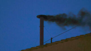 עשן שחור קונקלווה שמעיד שהליך בחירת אפיפיור  חדש נמשך