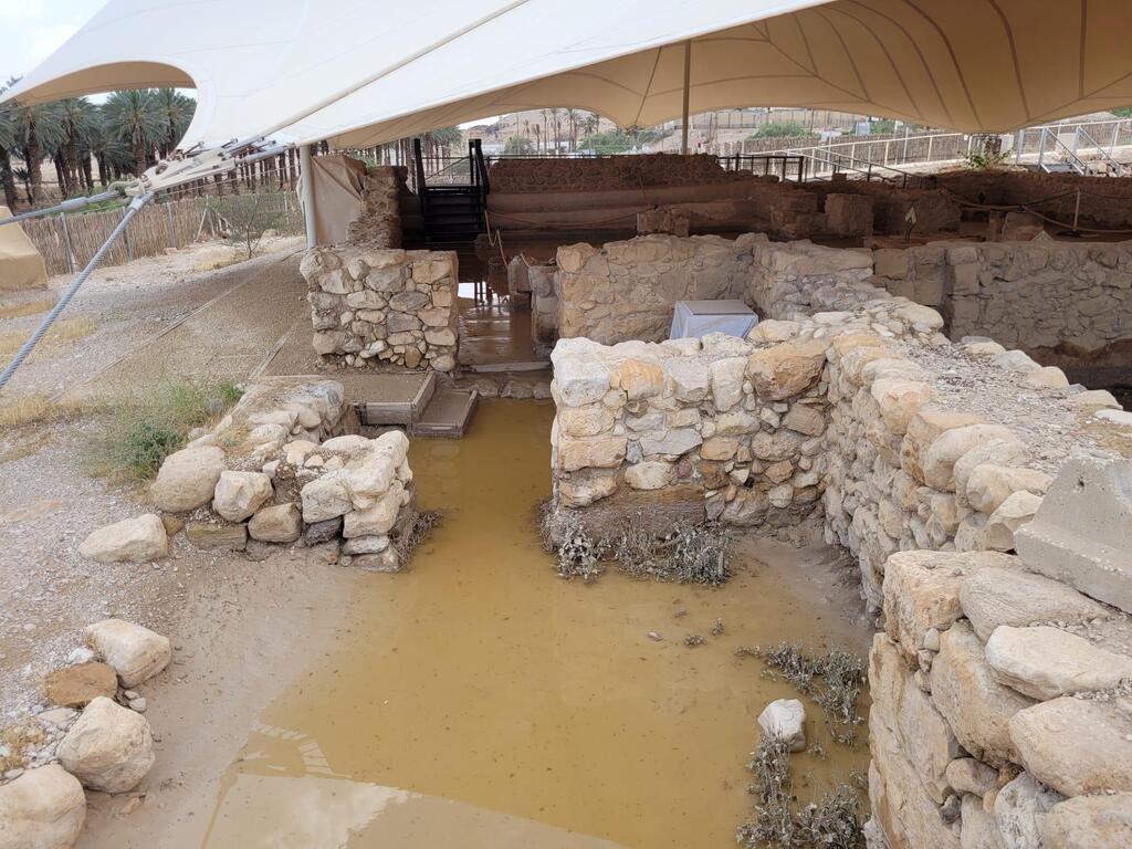 הכניסה לבית הכנסת העתיק (צילום: רובי מיאל, רשות הטבע והגנים) הכניסה לבית הכנסת העתיק