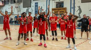 שחקני הפועל ירושלים מאושרים בסיום