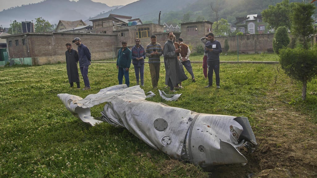 Parts of a missile that fell in Pakistan (Photo: Dar Yasin/AP) חלקי טיל שנפל בצד הפקיסטני