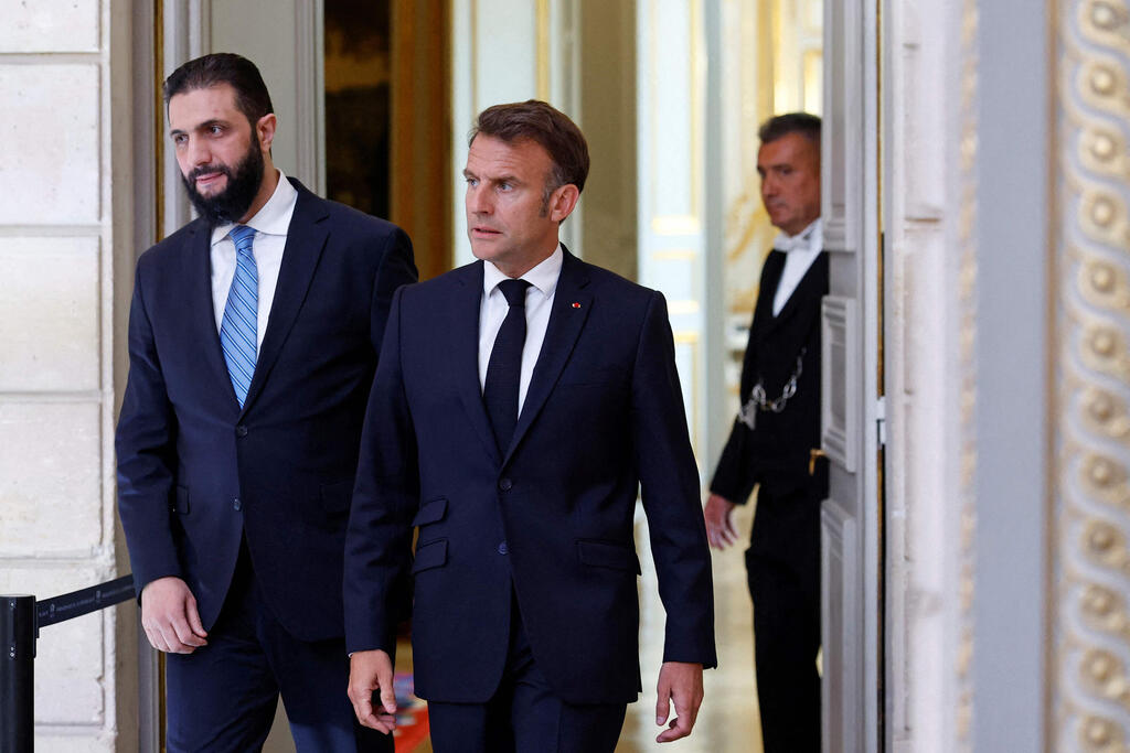 פריז נשיא צרפת עמנואל מקרון עם נשיא סוריה אבו מוחמד אל-ג'ולאני 