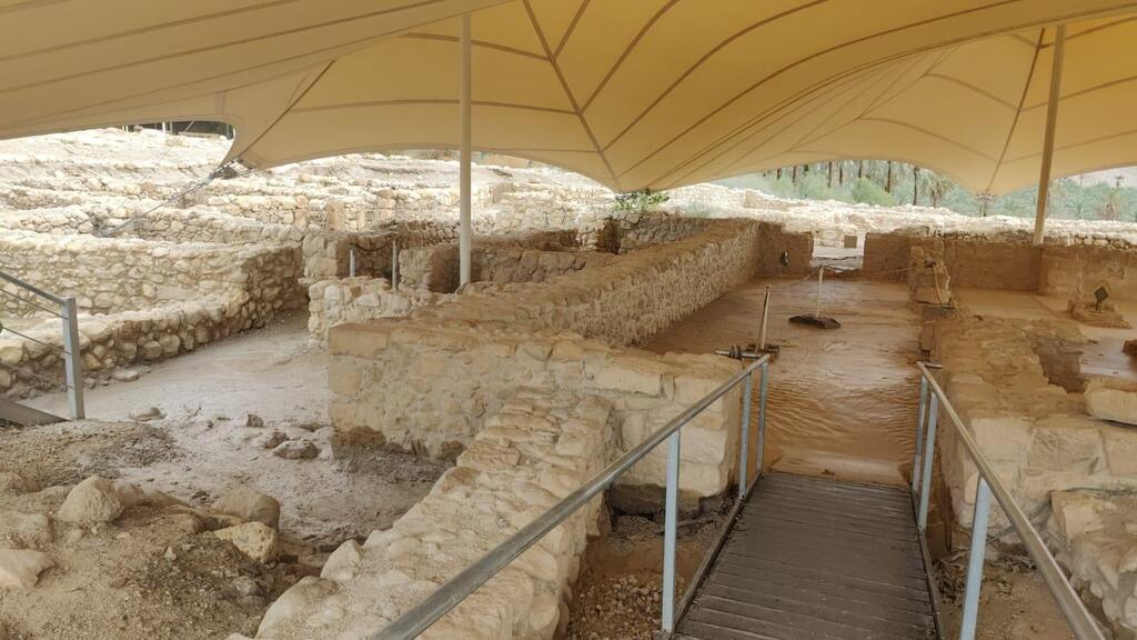 מבנה בית הכנסת העתיק הוצף (צילום: רובי מיאל, רשות הטבע והגנים) מבנה בית הכנסת העתיק הוצף