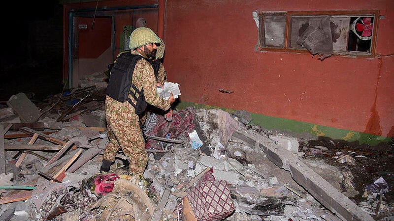 Pakistan Army in the ruins of the Indian attack in Muzaffarabad (Photo: M.D. Mughal/ AP) צבא פקיסטן בהריסות התקיפה ההודית במוזרפבד