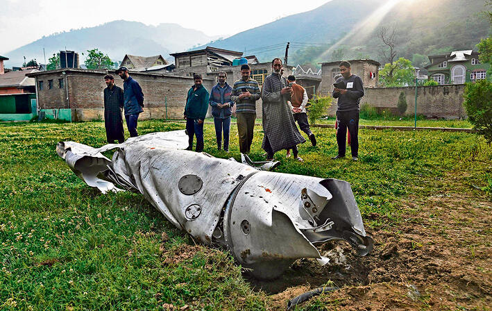 שרידי טיל בחבל קשמיר, אתמול | צילום: אי־אף־פי, TAUSEEF MUSTAFA yk14360932