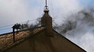 עשן שחור מיתמר מהוותיקן