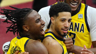 הליברטון חוגג עם החברים את סל הניצחון במשחק 2 מול קליבלנד