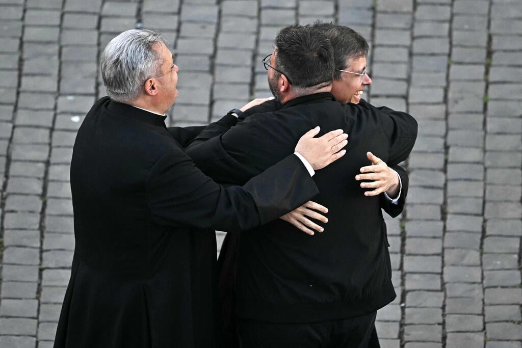 צילום: Gabriel BOUYS / AFP עשן לבן ותיקן אפיפיור
