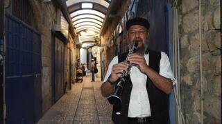 אחד הנגנים מתכונן לפסטיבל