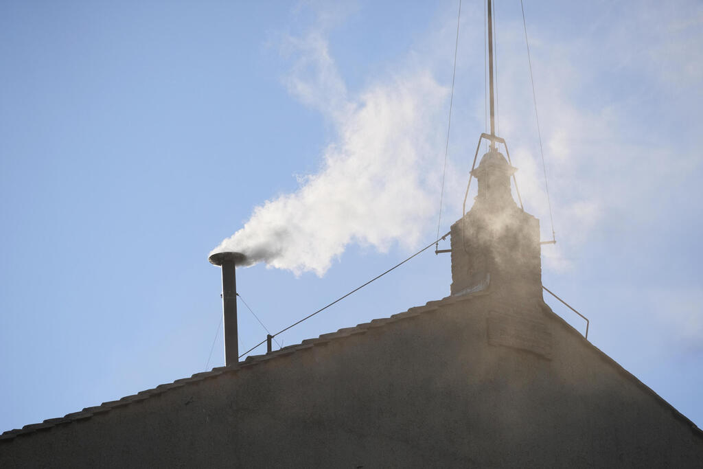 צילום: AP Photo/Andrew Medichini עשן לבן ותיקן אפיפיור