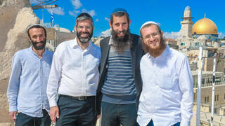 מימין לשמאל: אלחנן מן הבאר, הרב אלישע וולפסון, חיים ואהרן מתלון