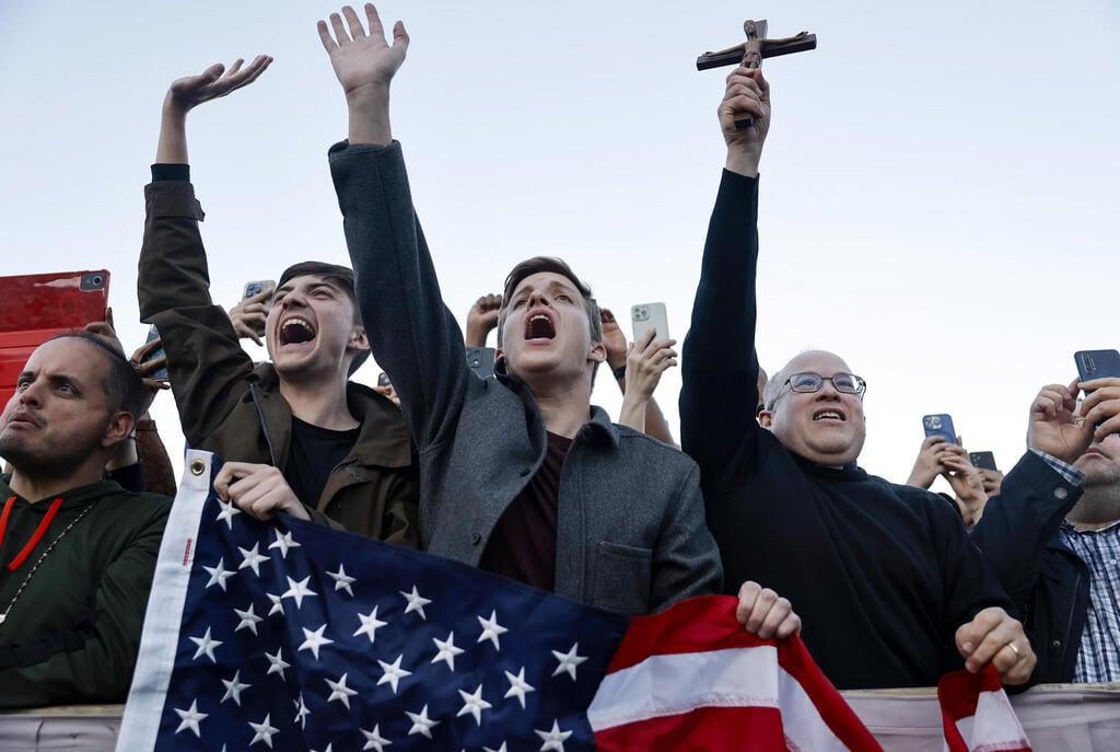 החגיגות בוותיקן (צילום: Mario Tama/Getty Images) קהל בוותיקן לאחר בחירתו של רוברט פרבוסט ליאו ה-14