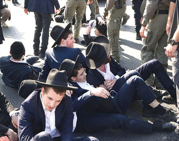 הצווים הם מסר, לא תוכנית: חרדים מפגינים מול הבקו"ם, בשבוע שעבר | צילום: מוטי קמחי yk14362500