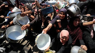 People line up for food distribution in Gaza 